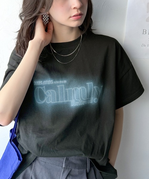 classicalelf(クラシカルエルフ)の「1枚で着映える。平和グラフィックスプレー風ロゴ半袖Tシャツ(オーバーサイズ)(Tシャツ/カットソー・レディース・ネイビー/ホワイト/ブラック/グレイッシュベージュ・LARGE/MEDIUM/SMALL/X-LARGE)」の3枚目の写真