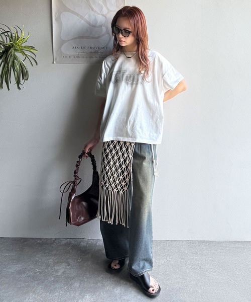 classicalelf(クラシカルエルフ)の「1枚で着映える。平和グラフィックスプレー風ロゴ半袖Tシャツ(オーバーサイズ)(Tシャツ/カットソー・レディース・ネイビー/ホワイト/ブラック/グレイッシュベージュ・LARGE/MEDIUM/SMALL/X-LARGE)」の6枚目の写真