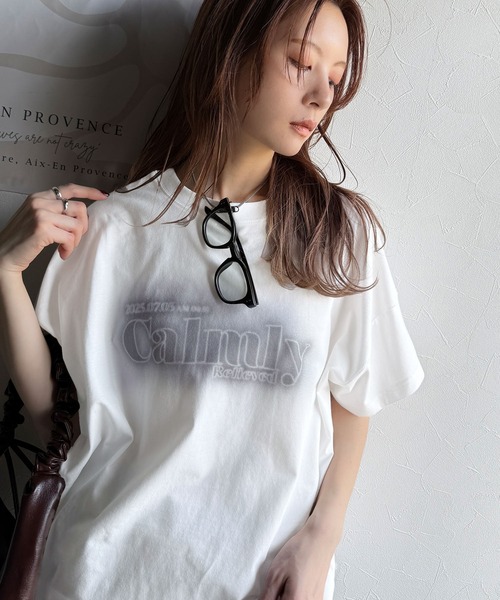 classicalelf(クラシカルエルフ)の「1枚で着映える。平和グラフィックスプレー風ロゴ半袖Tシャツ(オーバーサイズ)(Tシャツ/カットソー・レディース・ネイビー/ホワイト/ブラック/グレイッシュベージュ・LARGE/MEDIUM/SMALL/X-LARGE)」の5枚目の写真