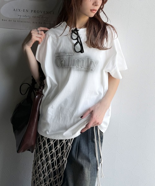 classicalelf(クラシカルエルフ)の「1枚で着映える。平和グラフィックスプレー風ロゴ半袖Tシャツ(オーバーサイズ)(Tシャツ/カットソー・レディース・ネイビー/ホワイト/ブラック/グレイッシュベージュ・LARGE/MEDIUM/SMALL/X-LARGE)」の7枚目の写真