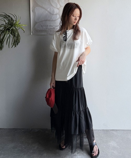 classicalelf(クラシカルエルフ)の「1枚で着映える。平和グラフィックスプレー風ロゴ半袖Tシャツ(オーバーサイズ)(Tシャツ/カットソー・レディース・ネイビー/ホワイト/ブラック/グレイッシュベージュ・LARGE/MEDIUM/SMALL/X-LARGE)」の9枚目の写真