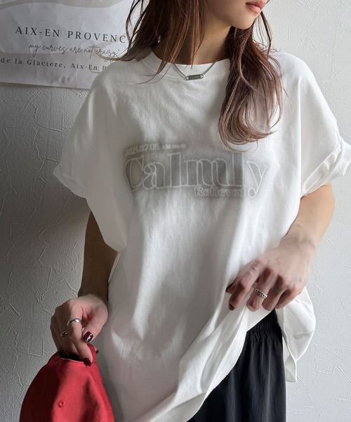 classicalelf(クラシカルエルフ)の「1枚で着映える。平和グラフィックスプレー風ロゴ半袖Tシャツ(オーバーサイズ)(Tシャツ/カットソー・レディース・ネイビー/ホワイト/ブラック/グレイッシュベージュ・LARGE/MEDIUM/SMALL/X-LARGE)」の8枚目の写真