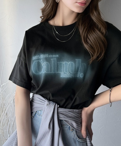 classicalelf(クラシカルエルフ)の「1枚で着映える。平和グラフィックスプレー風ロゴ半袖Tシャツ(オーバーサイズ)(Tシャツ/カットソー・レディース・ネイビー/ホワイト/ブラック/グレイッシュベージュ・LARGE/MEDIUM/SMALL/X-LARGE)」の15枚目の写真