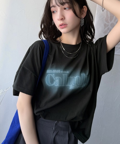 classicalelf(クラシカルエルフ)の「1枚で着映える。平和グラフィックスプレー風ロゴ半袖Tシャツ(オーバーサイズ)(Tシャツ/カットソー・レディース・ネイビー/ホワイト/ブラック/グレイッシュベージュ・LARGE/MEDIUM/SMALL/X-LARGE)」の11枚目の写真
