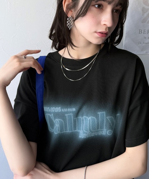 classicalelf(クラシカルエルフ)の「1枚で着映える。平和グラフィックスプレー風ロゴ半袖Tシャツ(オーバーサイズ)(Tシャツ/カットソー・レディース・ネイビー/ホワイト/ブラック/グレイッシュベージュ・LARGE/MEDIUM/SMALL/X-LARGE)」の12枚目の写真