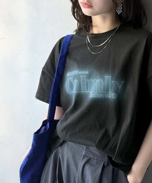 classicalelf(クラシカルエルフ)の「1枚で着映える。平和グラフィックスプレー風ロゴ半袖Tシャツ(オーバーサイズ)(Tシャツ/カットソー・レディース・ネイビー/ホワイト/ブラック/グレイッシュベージュ・LARGE/MEDIUM/SMALL/X-LARGE)」の10枚目の写真