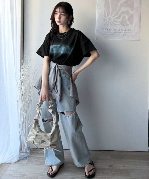 classicalelf(クラシカルエルフ)の「1枚で着映える。平和グラフィックスプレー風ロゴ半袖Tシャツ(オーバーサイズ)(Tシャツ/カットソー・レディース・ネイビー/ホワイト/ブラック/グレイッシュベージュ・LARGE/MEDIUM/SMALL/X-LARGE)」の13枚目の写真