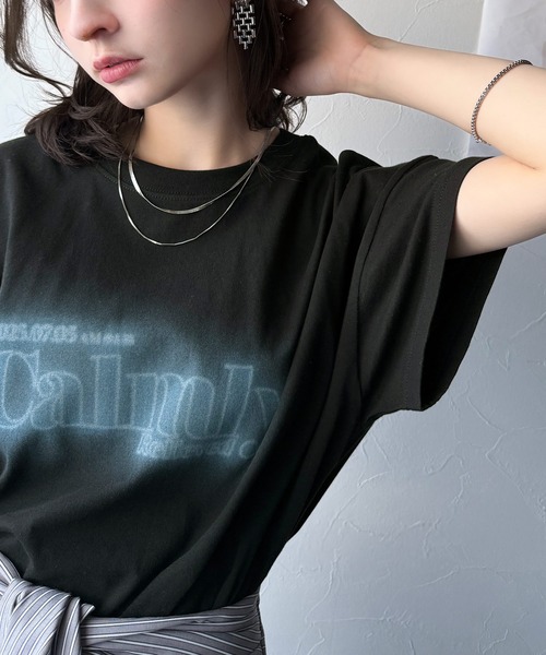 classicalelf(クラシカルエルフ)の「1枚で着映える。平和グラフィックスプレー風ロゴ半袖Tシャツ(オーバーサイズ)(Tシャツ/カットソー・レディース・ネイビー/ホワイト/ブラック/グレイッシュベージュ・LARGE/MEDIUM/SMALL/X-LARGE)」の14枚目の写真