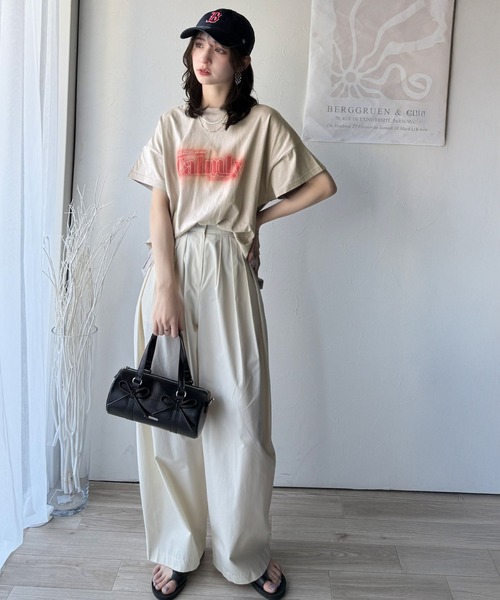 classicalelf(クラシカルエルフ)の「1枚で着映える。平和グラフィックスプレー風ロゴ半袖Tシャツ(オーバーサイズ)(Tシャツ/カットソー・レディース・ネイビー/ホワイト/ブラック/グレイッシュベージュ・LARGE/MEDIUM/SMALL/X-LARGE)」の18枚目の写真