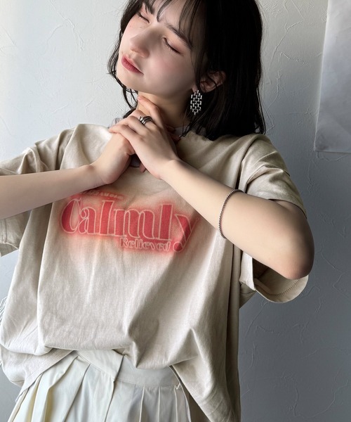 classicalelf(クラシカルエルフ)の「1枚で着映える。平和グラフィックスプレー風ロゴ半袖Tシャツ(オーバーサイズ)(Tシャツ/カットソー・レディース・ネイビー/ホワイト/ブラック/グレイッシュベージュ・LARGE/MEDIUM/SMALL/X-LARGE)」の17枚目の写真