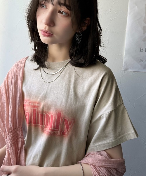 classicalelf(クラシカルエルフ)の「1枚で着映える。平和グラフィックスプレー風ロゴ半袖Tシャツ(オーバーサイズ)(Tシャツ/カットソー・レディース・ネイビー/ホワイト/ブラック/グレイッシュベージュ・LARGE/MEDIUM/SMALL/X-LARGE)」の20枚目の写真