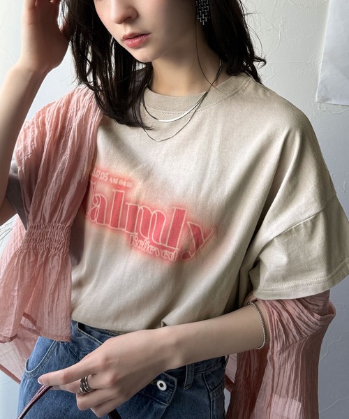 classicalelf(クラシカルエルフ)の「1枚で着映える。平和グラフィックスプレー風ロゴ半袖Tシャツ(オーバーサイズ)(Tシャツ/カットソー・レディース・ネイビー/ホワイト/ブラック/グレイッシュベージュ・LARGE/MEDIUM/SMALL/X-LARGE)」の19枚目の写真