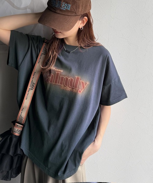 classicalelf(クラシカルエルフ)の「1枚で着映える。平和グラフィックスプレー風ロゴ半袖Tシャツ(オーバーサイズ)(Tシャツ/カットソー・レディース・ネイビー/ホワイト/ブラック/グレイッシュベージュ・LARGE/MEDIUM/SMALL/X-LARGE)」の22枚目の写真