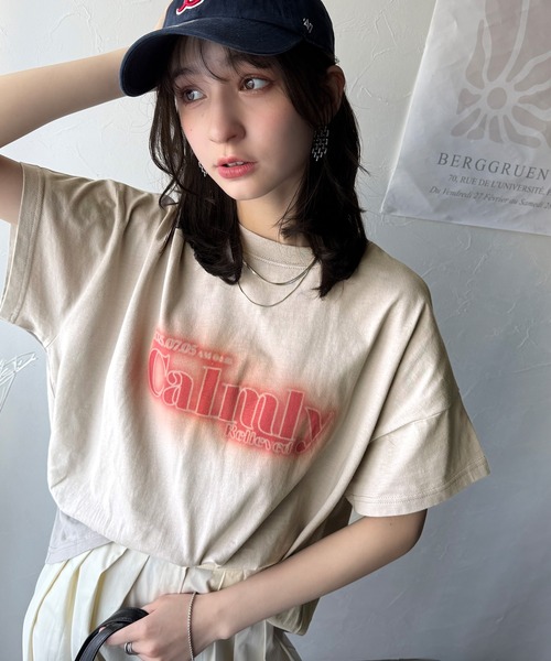 classicalelf(クラシカルエルフ)の「1枚で着映える。平和グラフィックスプレー風ロゴ半袖Tシャツ(オーバーサイズ)(Tシャツ/カットソー・レディース・ネイビー/ホワイト/ブラック/グレイッシュベージュ・LARGE/MEDIUM/SMALL/X-LARGE)」の16枚目の写真