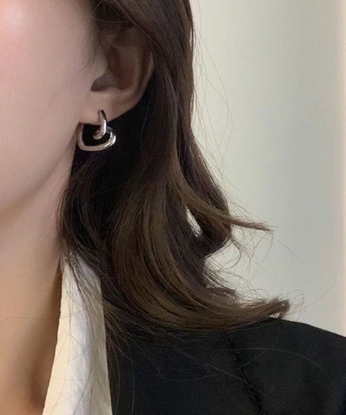 Forcement(フォースメント)の「立体モチーフが可愛い。女子力アップハートモチーフピアス(ピアス(両耳用)・レディース・シルバー/ゴールド・ONESIZE)」の2枚目の写真
