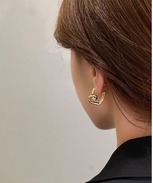 Forcement(フォースメント)の「立体モチーフが可愛い。女子力アップハートモチーフピアス(ピアス(両耳用)・レディース・シルバー/ゴールド・ONESIZE)」の5枚目の写真