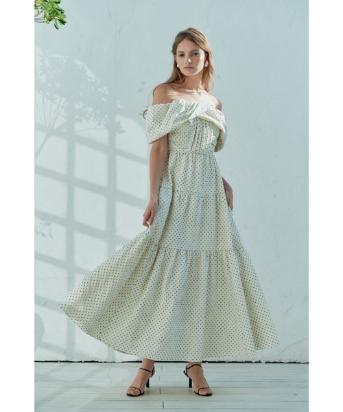 Estella.K(エステラケー)の「Fiona Long Dress オフショルドットケープドレス(ワンピース・レディース・ブラック/ホワイト・FREE)」の2枚目の写真