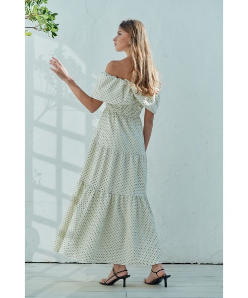 Estella.K(エステラケー)の「Fiona Long Dress オフショルドットケープドレス(ワンピース・レディース・ブラック/ホワイト・FREE)」の4枚目の写真