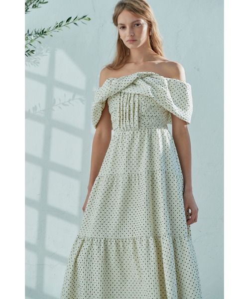 Estella.K(エステラケー)の「Fiona Long Dress オフショルドットケープドレス(ワンピース・レディース・ブラック/ホワイト・FREE)」の5枚目の写真
