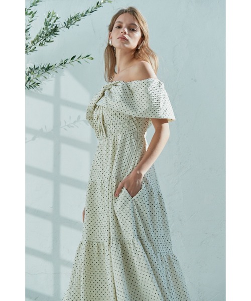 Estella.K(エステラケー)の「Fiona Long Dress オフショルドットケープドレス(ワンピース・レディース・ブラック/ホワイト・FREE)」の6枚目の写真