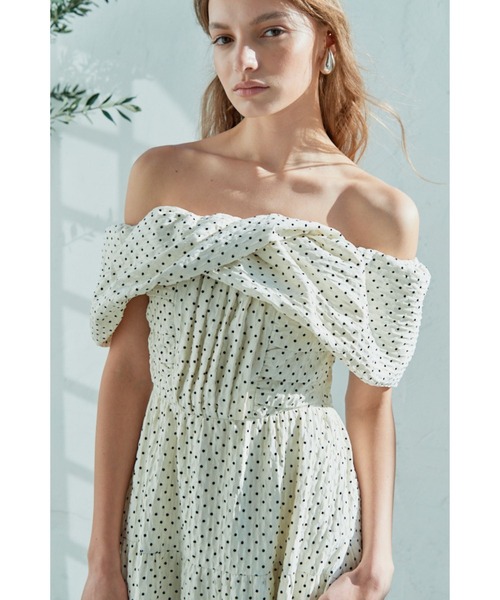 Estella.K(エステラケー)の「Fiona Long Dress オフショルドットケープドレス(ワンピース・レディース・ブラック/ホワイト・FREE)」の3枚目の写真