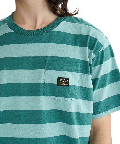RVCA(ルーカ)の「RVCA メンズ MALONE SS Tシャツ 【2025年夏モデル】/ルーカボーダー半袖Tシャツ(Tシャツ/カットソー・メンズ・グリーン系その他/レッド系その他/グレー系その他・LARGE/SMALL/MEDIUM/X-LARGE)」の9枚目の写真