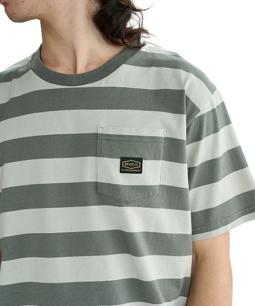 RVCA(ルーカ)の「RVCA メンズ MALONE SS Tシャツ 【2025年夏モデル】/ルーカボーダー半袖Tシャツ(Tシャツ/カットソー・メンズ・グリーン系その他/レッド系その他/グレー系その他・LARGE/SMALL/MEDIUM/X-LARGE)」の6枚目の写真