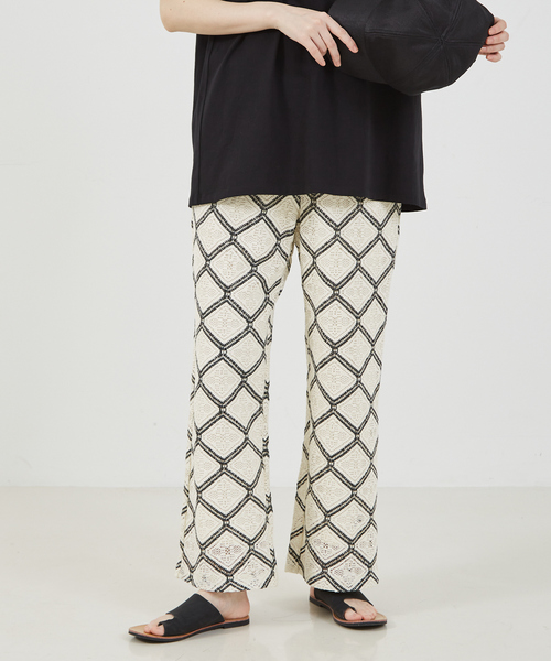 abahouse mavie(アバハウスマヴィ)の「【セットアップ対応】レースイージーストレートパンツ(その他パンツ・レディース・オフホワイト/ブラック・フリー)」の2枚目の写真