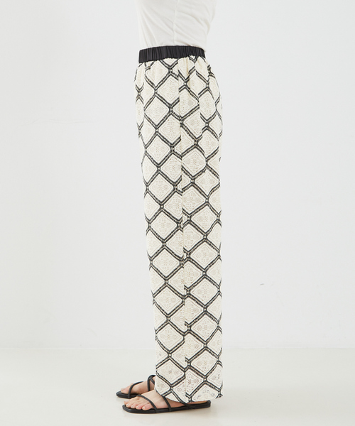 abahouse mavie(アバハウスマヴィ)の「【セットアップ対応】レースイージーストレートパンツ(その他パンツ・レディース・オフホワイト/ブラック・フリー)」の19枚目の写真