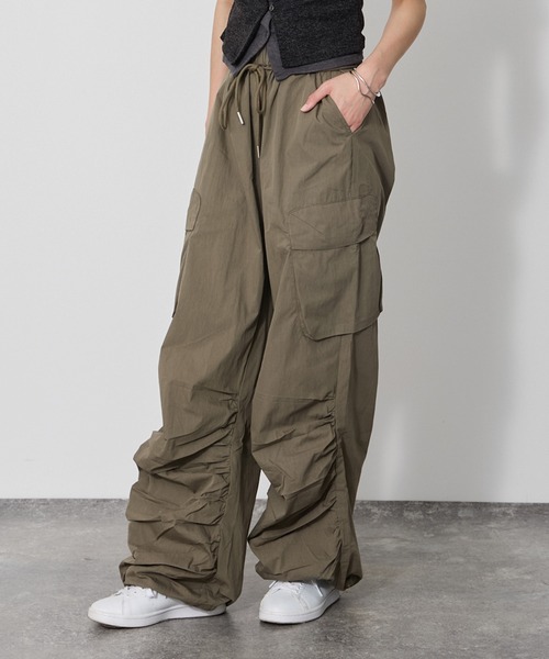 VQ（ブイキュー）の「Volume-hem cargo pants / 裾クシュクシュボリューム カーゴパンツ / ウエストゴム＋紐で安心、裾がクシュクシュボリューミーなカーゴパンツ（カーゴパンツ・レディース・グレー/カーキ/ベージュ/ブラック・SMALL/MEDIUM）」の19枚目の写真