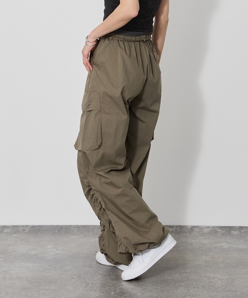 VQ（ブイキュー）の「Volume-hem cargo pants / 裾クシュクシュボリューム カーゴパンツ / ウエストゴム＋紐で安心、裾がクシュクシュボリューミーなカーゴパンツ（カーゴパンツ・レディース・グレー/カーキ/ベージュ/ブラック・SMALL/MEDIUM）」の20枚目の写真