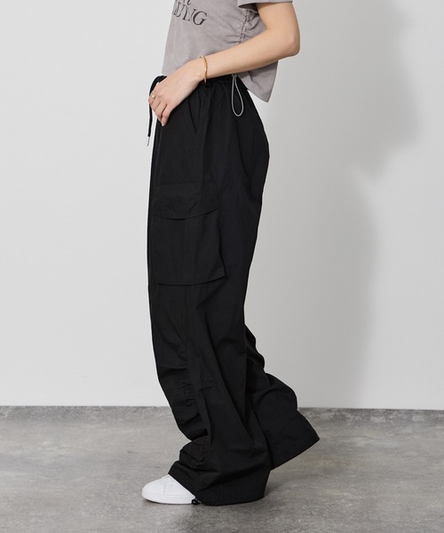 VQ（ブイキュー）の「Volume-hem cargo pants / 裾クシュクシュボリューム カーゴパンツ / ウエストゴム＋紐で安心、裾がクシュクシュボリューミーなカーゴパンツ（カーゴパンツ・レディース・グレー/カーキ/ベージュ/ブラック・SMALL/MEDIUM）」の7枚目の写真