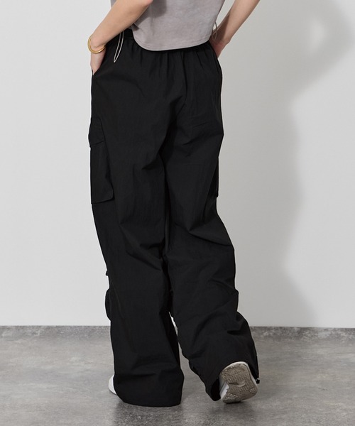 VQ（ブイキュー）の「Volume-hem cargo pants / 裾クシュクシュボリューム カーゴパンツ / ウエストゴム＋紐で安心、裾がクシュクシュボリューミーなカーゴパンツ（カーゴパンツ・レディース・グレー/カーキ/ベージュ/ブラック・SMALL/MEDIUM）」の8枚目の写真