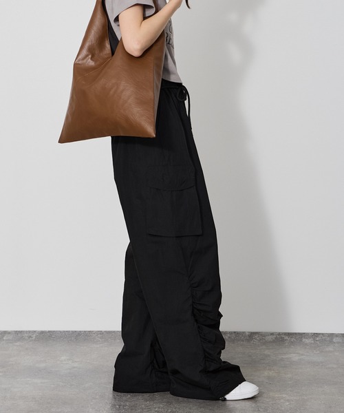 VQ（ブイキュー）の「Volume-hem cargo pants / 裾クシュクシュボリューム カーゴパンツ / ウエストゴム＋紐で安心、裾がクシュクシュボリューミーなカーゴパンツ（カーゴパンツ・レディース・グレー/カーキ/ベージュ/ブラック・SMALL/MEDIUM）」の9枚目の写真