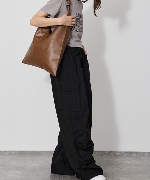 VQ（ブイキュー）の「Volume-hem cargo pants / 裾クシュクシュボリューム カーゴパンツ / ウエストゴム＋紐で安心、裾がクシュクシュボリューミーなカーゴパンツ（カーゴパンツ・レディース・グレー/カーキ/ベージュ/ブラック・SMALL/MEDIUM）」の10枚目の写真