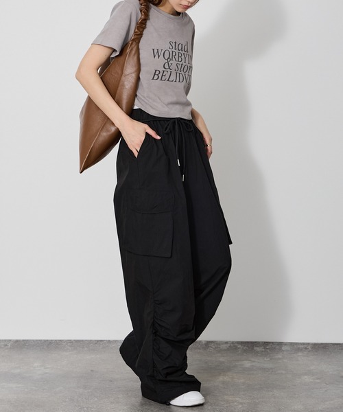 VQ（ブイキュー）の「Volume-hem cargo pants / 裾クシュクシュボリューム カーゴパンツ / ウエストゴム＋紐で安心、裾がクシュクシュボリューミーなカーゴパンツ（カーゴパンツ・レディース・グレー/カーキ/ベージュ/ブラック・SMALL/MEDIUM）」の11枚目の写真
