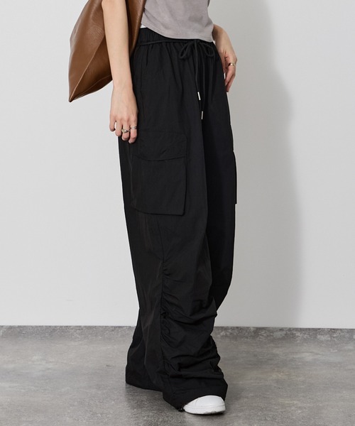 VQ（ブイキュー）の「Volume-hem cargo pants / 裾クシュクシュボリューム カーゴパンツ / ウエストゴム＋紐で安心、裾がクシュクシュボリューミーなカーゴパンツ（カーゴパンツ・レディース・グレー/カーキ/ベージュ/ブラック・SMALL/MEDIUM）」の22枚目の写真