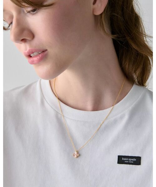 kate spade new york（ケイトスペード ニューヨーク）の「スペード フラワー ミニ ペンダント（ネックレス・レディース・ピンク・ONESIZE）」の3枚目の写真