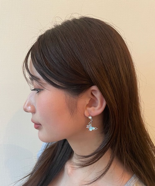 FOREVER 21（フォーエバー トゥエンティーワン）の「バタフライモチーフピアス（ピアス（両耳用）・レディース・シルバー・FREE）」の5枚目の写真