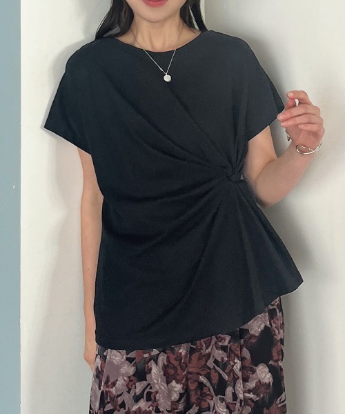 Rejoule(リジュール)の「ツイストドレープデザイン半袖Tシャツ(Tシャツ/カットソー・レディース・ブラック/アイボリー/イエロー・FREE)」の3枚目の写真