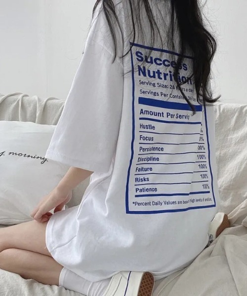 LETee(レティー)の「存在感のあるバックプリントで後ろ姿までおしゃれに!ゆったり着られるオーバーサイズTシャツ(Tシャツ/カットソー・レディース・ブルー/グリーン/ブラック/ホワイト・FREE)」の2枚目の写真