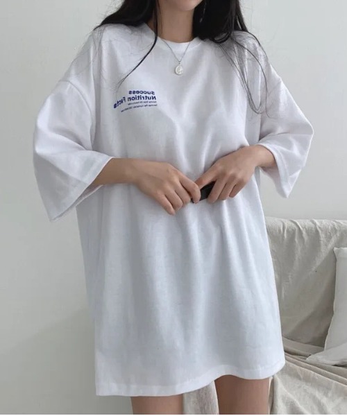 LETee(レティー)の「存在感のあるバックプリントで後ろ姿までおしゃれに!ゆったり着られるオーバーサイズTシャツ(Tシャツ/カットソー・レディース・ブルー/グリーン/ブラック/ホワイト・FREE)」の9枚目の写真