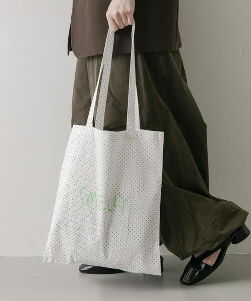SMELLY（スメリー）の「プリントトートバッグM（トートバッグ・レディース・ブラック/イエロー系その他/ブルー系その他/ベージュ系その他/ホワイト系その他・MEDIUM）」の2枚目の写真