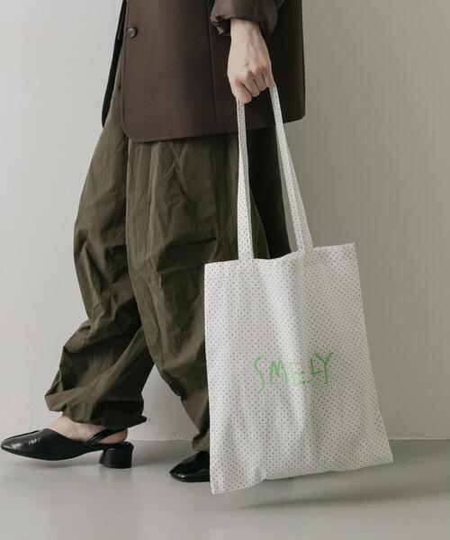 SMELLY（スメリー）の「プリントトートバッグM（トートバッグ・レディース・ブラック/イエロー系その他/ブルー系その他/ベージュ系その他/ホワイト系その他・MEDIUM）」の17枚目の写真