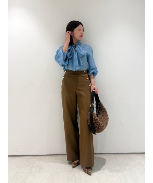allureville(アルアバイル)の「シルキーセルロースボウブラウス(シャツ/ブラウス・レディース・サックスブルー/ブラック/オフホワイト・2)」の7枚目の写真