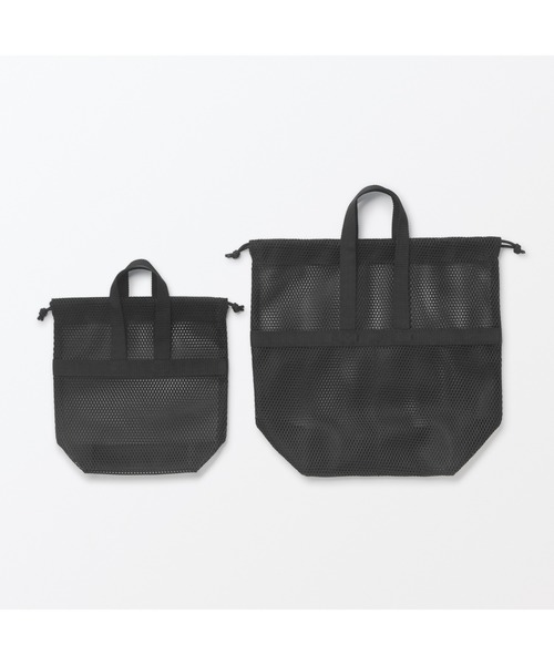 無印良品（ムジルシリョウヒン）の「立体メッシュ持ち手付き巾着　Ｓ　約２３×８×２３ｃｍ（トラベルグッズ・レディース・ブラック・S）」の4枚目の写真