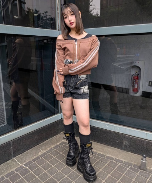 .KOM(ドットコム)の「A'GEM/9 × .kom 『.KOM/ドットケーオーエム』Off-Shoulder Printed Sweatshirt/Y2Kオフショルダープリントスウェットシャツ(スウェット・レディース・グレー/ブラウン・S)」の8枚目の写真