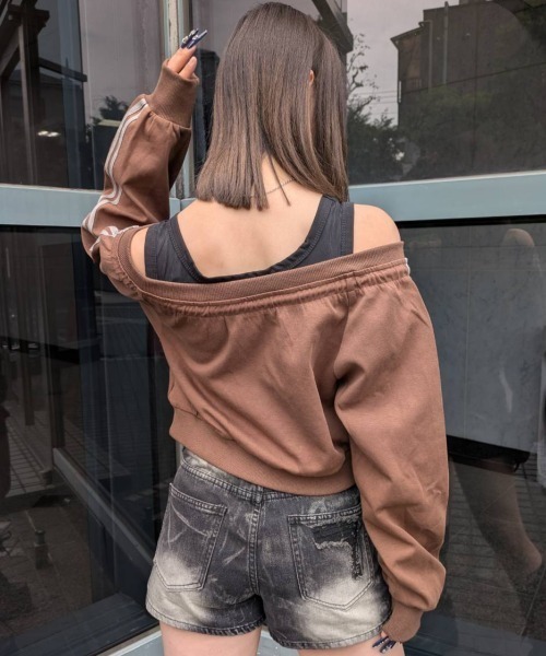 .KOM(ドットコム)の「A'GEM/9 × .kom 『.KOM/ドットケーオーエム』Off-Shoulder Printed Sweatshirt/Y2Kオフショルダープリントスウェットシャツ(スウェット・レディース・グレー/ブラウン・S)」の6枚目の写真