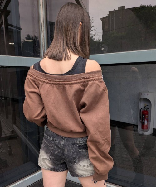 .KOM(ドットコム)の「A'GEM/9 × .kom 『.KOM/ドットケーオーエム』Off-Shoulder Printed Sweatshirt/Y2Kオフショルダープリントスウェットシャツ(スウェット・レディース・グレー/ブラウン・S)」の7枚目の写真