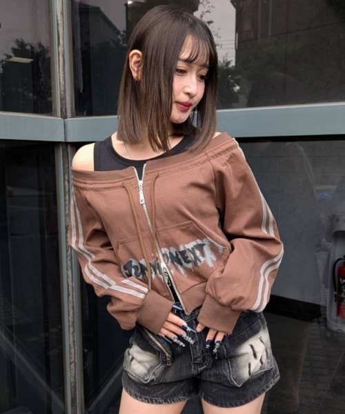 .KOM(ドットコム)の「A'GEM/9 × .kom 『.KOM/ドットケーオーエム』Off-Shoulder Printed Sweatshirt/Y2Kオフショルダープリントスウェットシャツ(スウェット・レディース・グレー/ブラウン・S)」の3枚目の写真